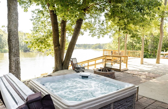 Cedar Bend Cabin with 4 person hot tub!