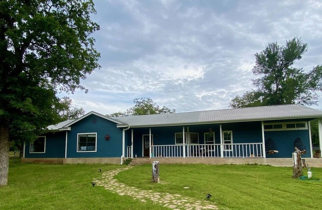 Cedar Creek Chateau, 15 mi from Downtown Austin, swings, treehouse, fun for all!