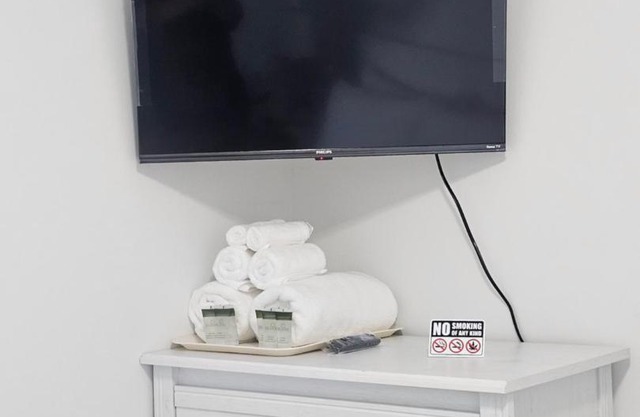 CEDAR Double Room with attached private Bathroom and Balcony in Toronto, ON, Canada