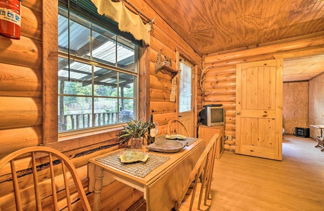 'cedar Falls Cabin 4': Nestled by Honey Creek