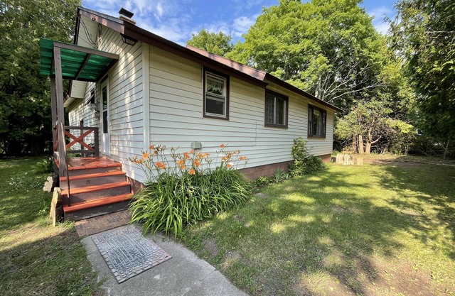 Cedar Glen centrally located peaceful setting near to Pictured Rocks!nn