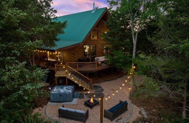 Cedar Park Mansion Hideout | Breathtaking Views - Cozy Nightlife - Giant Deck