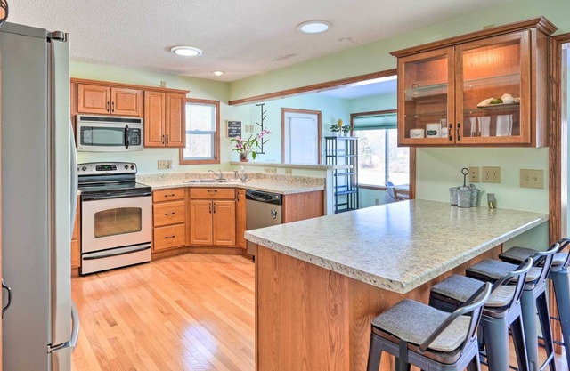 Cedar Rapids Home ~ 3 Mi to Dtwn!