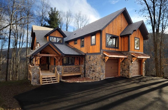Cedar Rock Townhomes at Eagles Nest - Pet friendly, 6 Master Suites, hot tubs!
