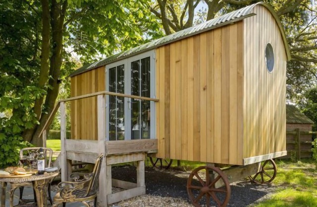 Cedar Tree is a compact yet luxurious shepherd’s hut for couples overlooking the North Wessex Downs.