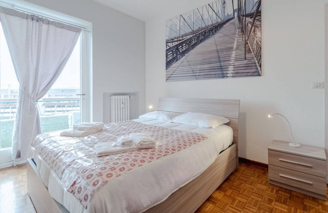 Cenisia Roomy Apt x6- w/Balcony