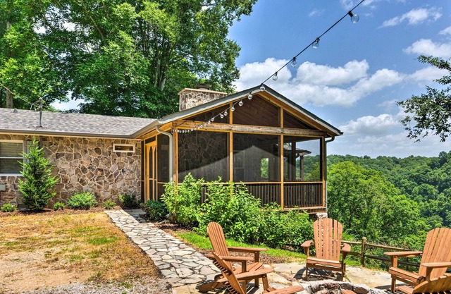 ‘Center Hill Lake House’: Porch & Lake Views!