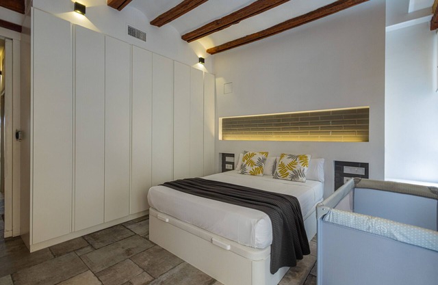 CENTER-MODERN 1BR, 2BA-TERRACE, WI-FI, A/C