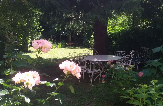 Center of Bagnères de Luchon, gd T2/3 (65m²) of independent character, with garden.