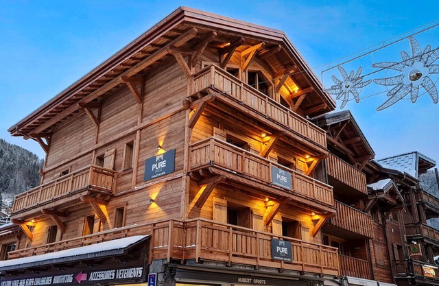 Central 20 person chalet with hot tub and sauna