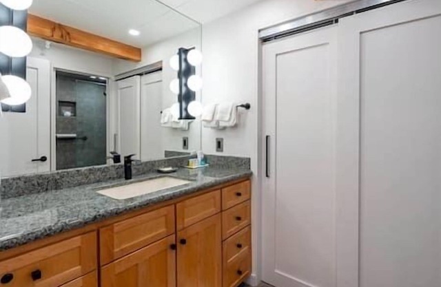 Central 4 bedroom suite, By Gondola, Pool, Hot Tub