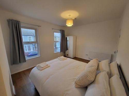 Central 5BR Retreat - Walk to Tube, Explore London