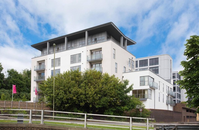 Central Basingstoke - Large 2 bedroom 2 bathroom (King/Twin) Luxury Apartment