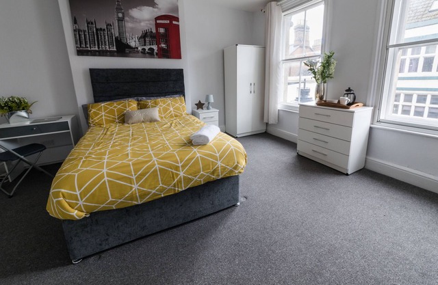 Central Bedford Contractor Apartment free wifi 2