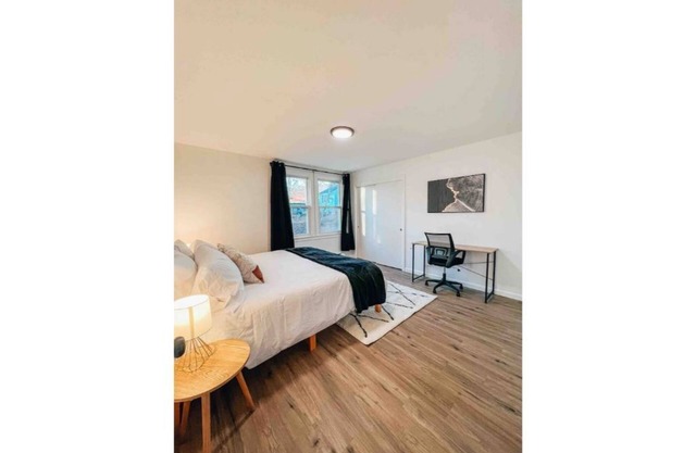 Central & Chic Apt Sleeps 7 (2 kings, 2 full beds) no cleaning fee