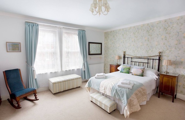 Central, comfortable, spacious period house 8 + cot, 5 bed/3 bath, free parking