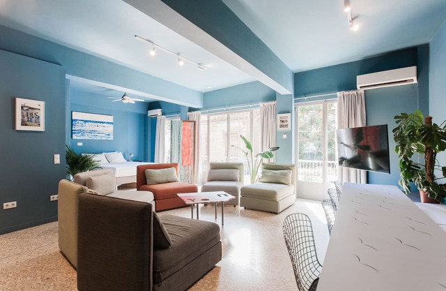 Central Comfy Apt with Private Balcony & Rooftop Access. CT3