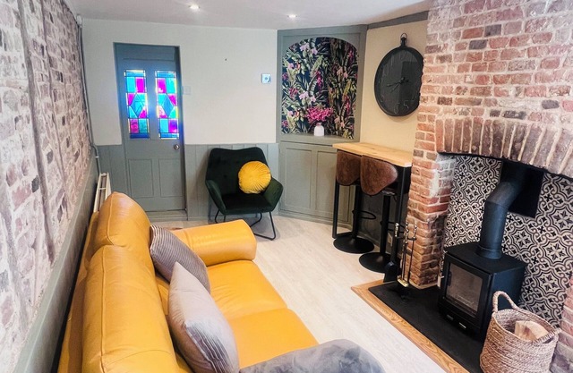 Central Gem With Cute Courtyard Garden, Rolltop Bath & log Burner