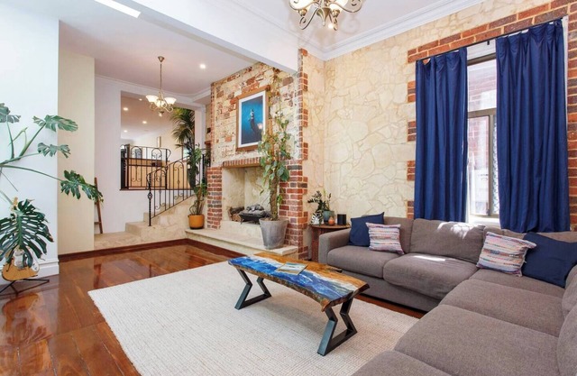 Central Heritage : Large Family home close to Shops, pet friendly