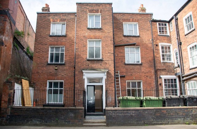 Central House, Near Train & Fun!