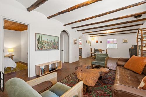 Central Location - Adorable Adobe - King and Queen