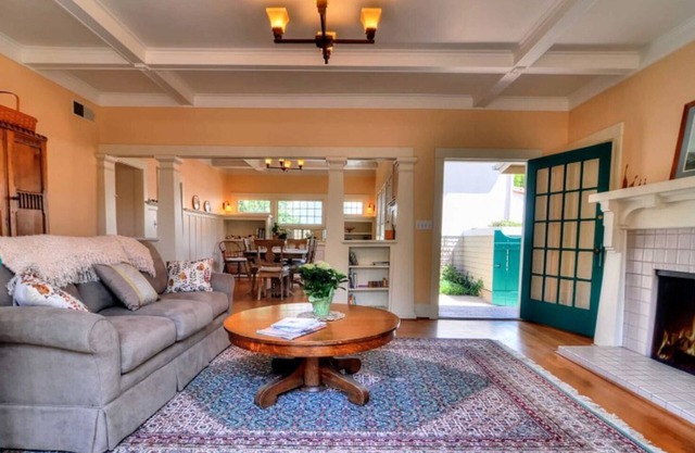 Central location, walk to restaurants!