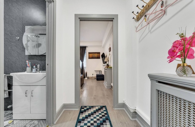 Central London, near Oxford Street, Hyde Park, Mayfair, late check-in
