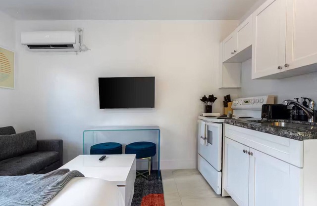 Central Miami Gem - Bright & Convenient Location