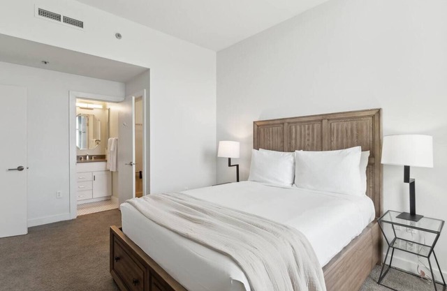 Central Pittsburgh | Spacious Stay w/Kitchen | Walk to Andy Warhol Museum