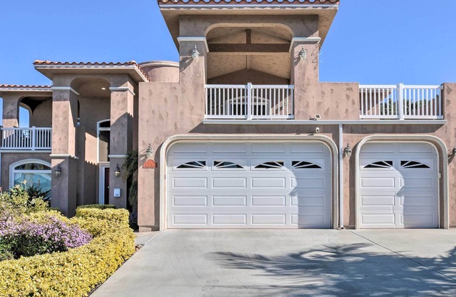 Central San Diego Home: Fireplaces & Fire Pit