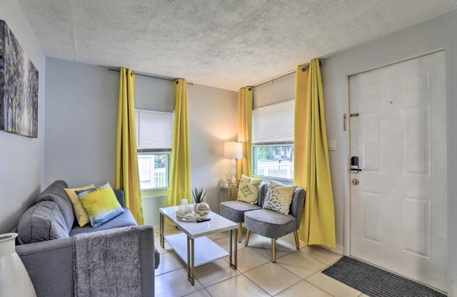 Central Sarasota Home 8 Mi to Siesta Key!