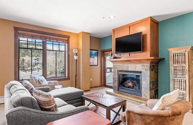 Central, Spacious 2 Bedroom