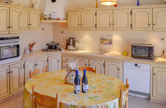 Centrally located to many excursion destinations, this beautiful holiday home welcomes you.