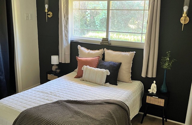Centrally Located Upscale Home with Room for Rent - Great Hosts & Neighborhood