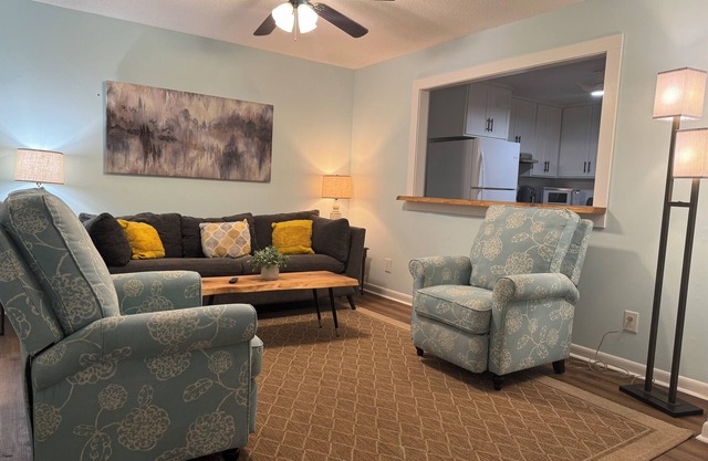 Centrally located Mt. Pleasant 3br 2ba home Fenced Pet Friendly 5m to IOP