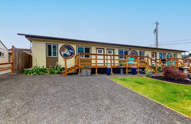 Centrally located condo w/ large deck - near the dunes, 1 dog OK!