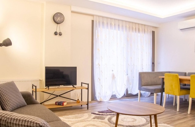 Centrally Located Flat in Karsiyaka with Balcony