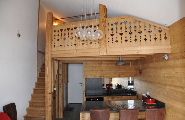 CENTRE STATION, SOUTH FACING, VIEWS, BEAUTIFUL APARTMENT, BEDROOM + LOFT