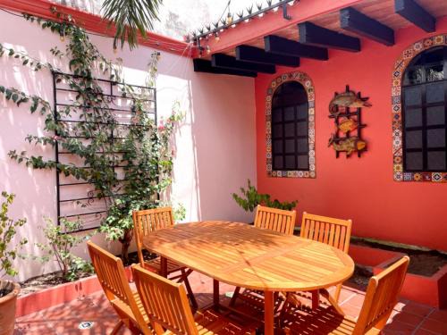 Centro Home with Courtyard BBQ