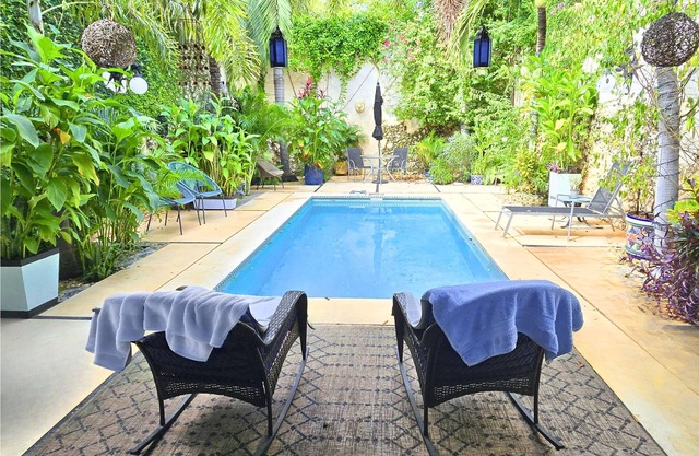 Centro Oasis: Pool, Rooftop Deck, A/C, Wi-Fi, Private Parking, Walk to BEST.