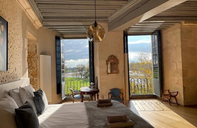Château Authentique au Bord de L'eau, en Pleine Nature !