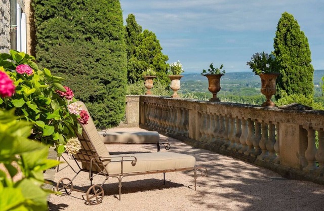Château "les deux Lions" au coeur d'un village historique proche d'Uzes