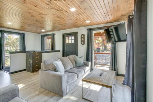 Chène Cottage Near Burr Oak Lake and Trailheads!