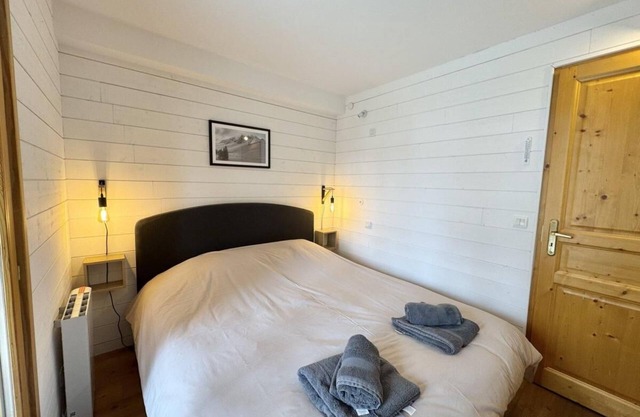 Chalet, 200m from ski slopes, view mountain, terrace, balcony, fireplace or stove, tv, ski locker