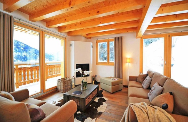 Chalet, 250m from ski slopes, balcony, fireplace or stove, parking, tv, 150m², Thyon