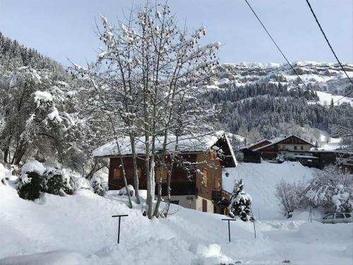 Chalet 3* à Arêches, 100m², 8 pers, 4 ch, Pied des Pistes, Cheminée, Terrasse, Wifi - FR-1-342-246