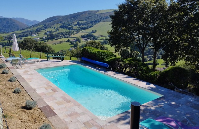 Chalet Avec vue Magnifique sur les Montagnes Basques, à 3 Minutes Despelette