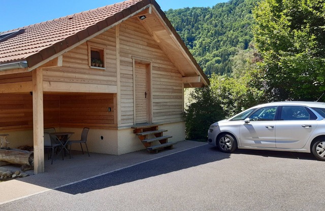 Chalet between lake and mountains with view and garden