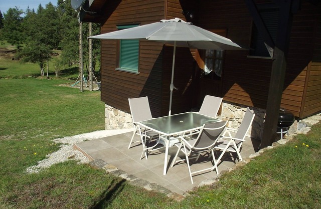 Chalet Cèdre, a little corner of paradise in the Auvergne, by the forest and the river
