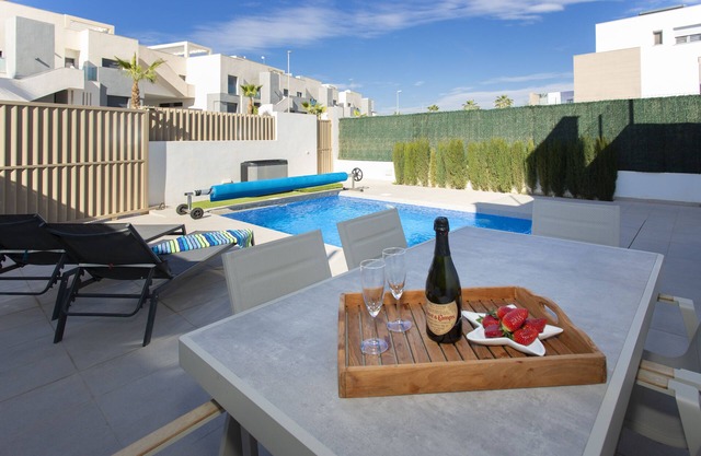 Chalet con Piscina Independiente en Guardamar